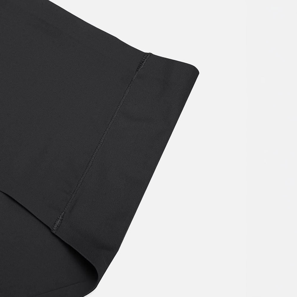 Melnas biksītes ar 4-way stretch materiālu kustībā, tuvplāns