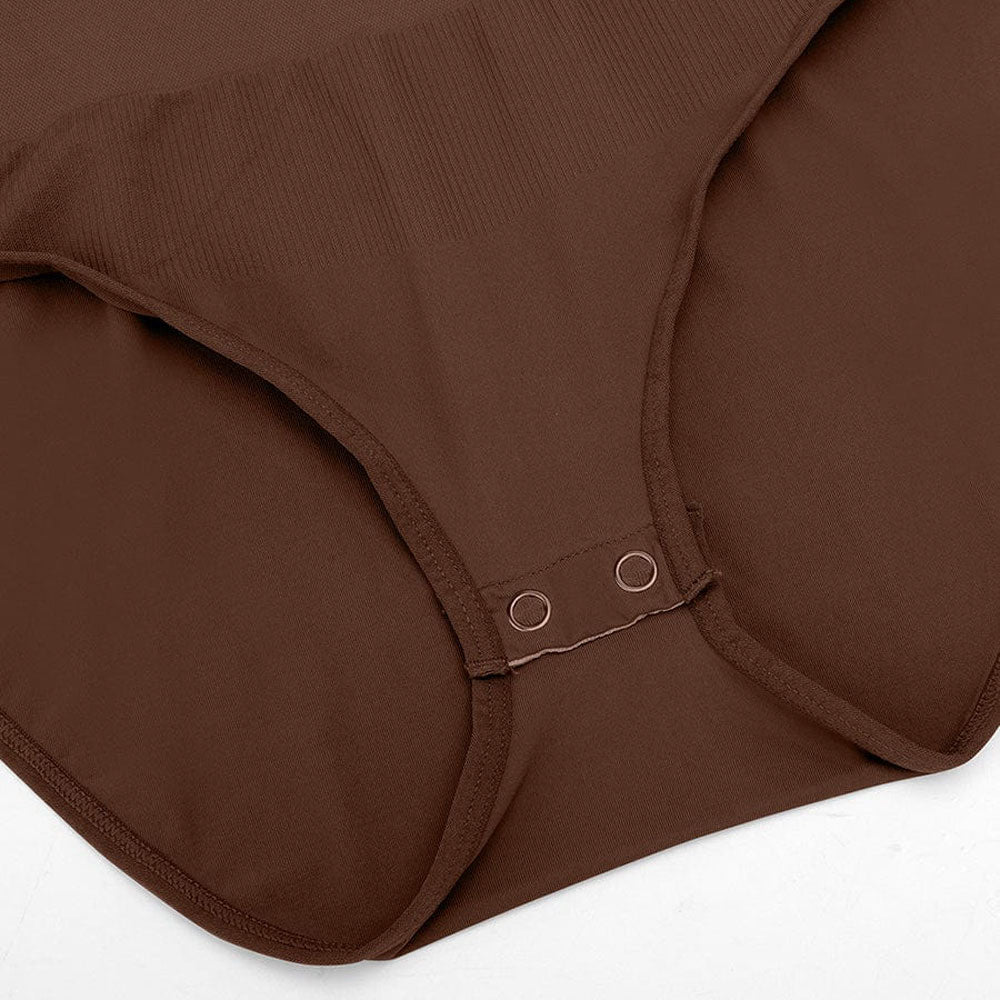 Bezvīļu brūns bodijs ar apaļu kakla līniju – piemērots zem apģērba. detaļu tuvplāns