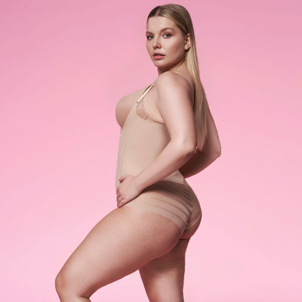formējošs bodijs ar atvērtu krūšu daļu, bēšs,  plus izmēra modele, rozā fons, elorelle