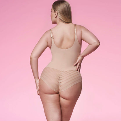 formējošs bodijs ar atvērtu krūšu daļu, bēšs,  plus izmēra modele, rozā fons, elorelle, aizmugures skats