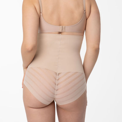 Koriģējošās Shapewear Biksītes Sievietēm ar Augsto Malu un Režģotu Dizainu, uz balta fona, aizmugures daļa