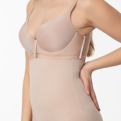 shapewear koriģejošas biksītes ar augsto malu un lentām, kas piestiprinās pie krūštura, uz balta fona, tuvplāns