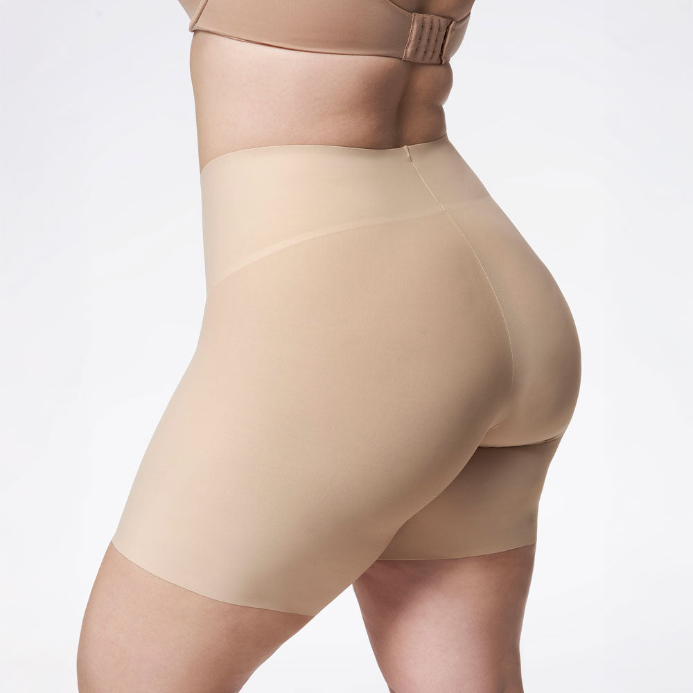 sieviešu shapewear koriģējošie šorti ar vidēju kompresiju ikdienas valkāšanai, uz balta fona, no aizmugures tuvplāns
