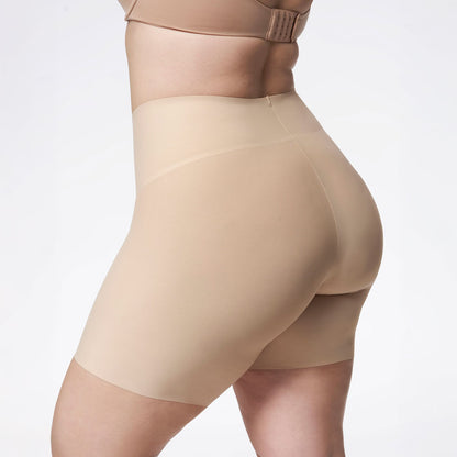 sieviešu shapewear koriģējošie šorti ar vidēju kompresiju ikdienas valkāšanai, uz balta fona, no aizmugures tuvplāns