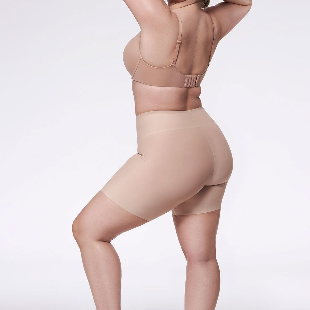 sieviešu shapewear koriģējošie šorti ar vidēju kompresiju ikdienas valkāšanai, uz balta fona, no aizmugures