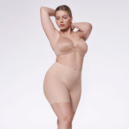 sieviešu shapewear koriģējošie šorti ar vidēju kompresiju ikdienas valkāšanai, uz balta fona