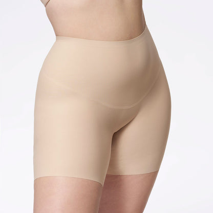 sieviešu shapewear koriģējošie šorti ar vidēju kompresiju ikdienas valkāšanai, uz balta fona, no priekšpuses tuvplāns