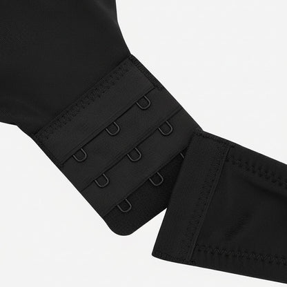 Melns Bezvīļu Bodijs ar Atvērtu Muguru un Dziļu Izgriezumu, savienojuma tuvplāns
