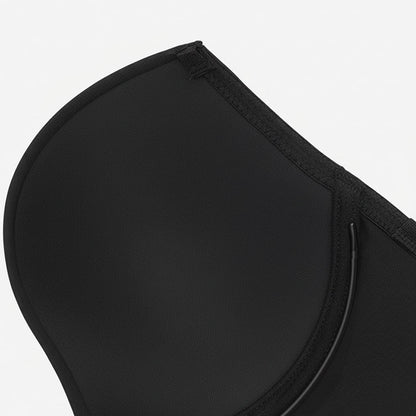 Melns Bezvīļu Bodijs ar Atvērtu Muguru un Dziļu Izgriezumu, tuvplāns
