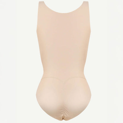 Bezvīļu 3-in-1 (trīs vienā) bodijs ar vidukļa koriģēšanu – neredzams zem pieguļošiem apģērbiem, uz balta fona, no auzmugures