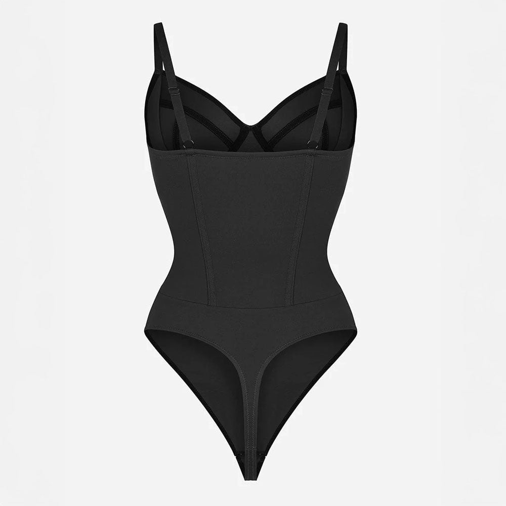 Sieviešu bezšuvju korsetveida bodijs ar T-stringa piegriezumu – ideāli zem kleitām un pieguļoša apģērba, uz balta fona, produkta foto