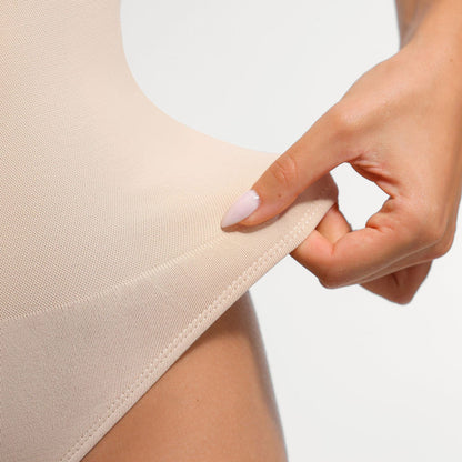 Bezšuvju bodijs ar iebūvētu krūšturi un ar augsto jostasvietu un T-stringa piegriezumu – staipīgs, elastīgs materiāls