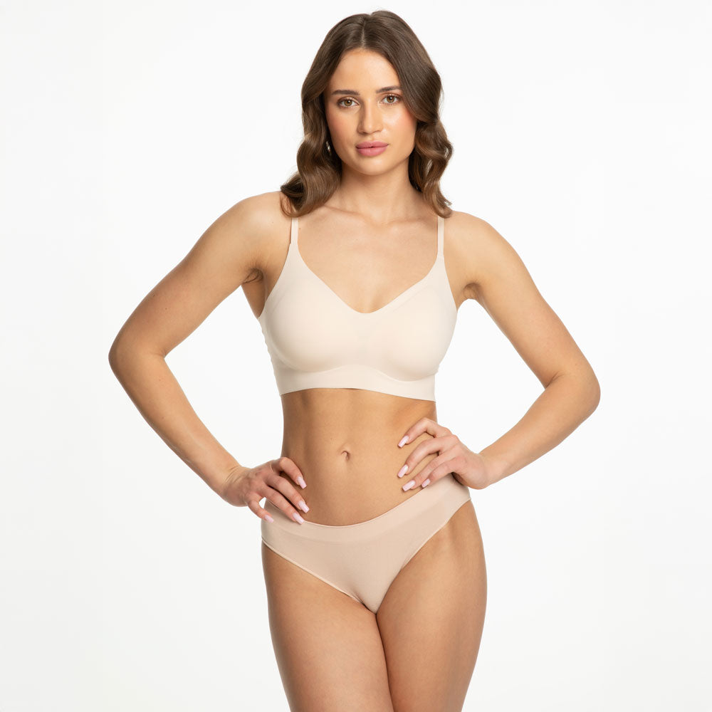 sieviete ar baltu pieguļošu apakšveļu, skats no priekšas