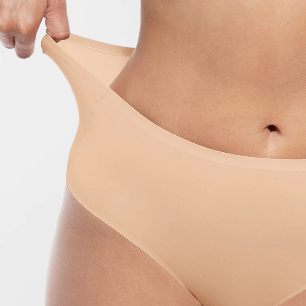 Bēšas bezvīļu ikdienas biksītes ar 360° elastību uz modeļa