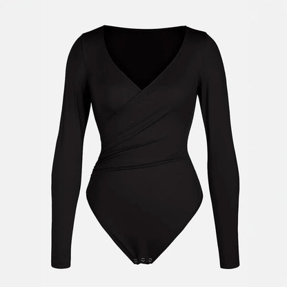 melns garroku bodijs ar koriējošo efektu, uz balta fona, produkta foto