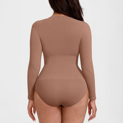 Bezvīļu bodijs gaiši brūnā tonī ar vieglu figūras izlīdzināšanu, aizmugures skats