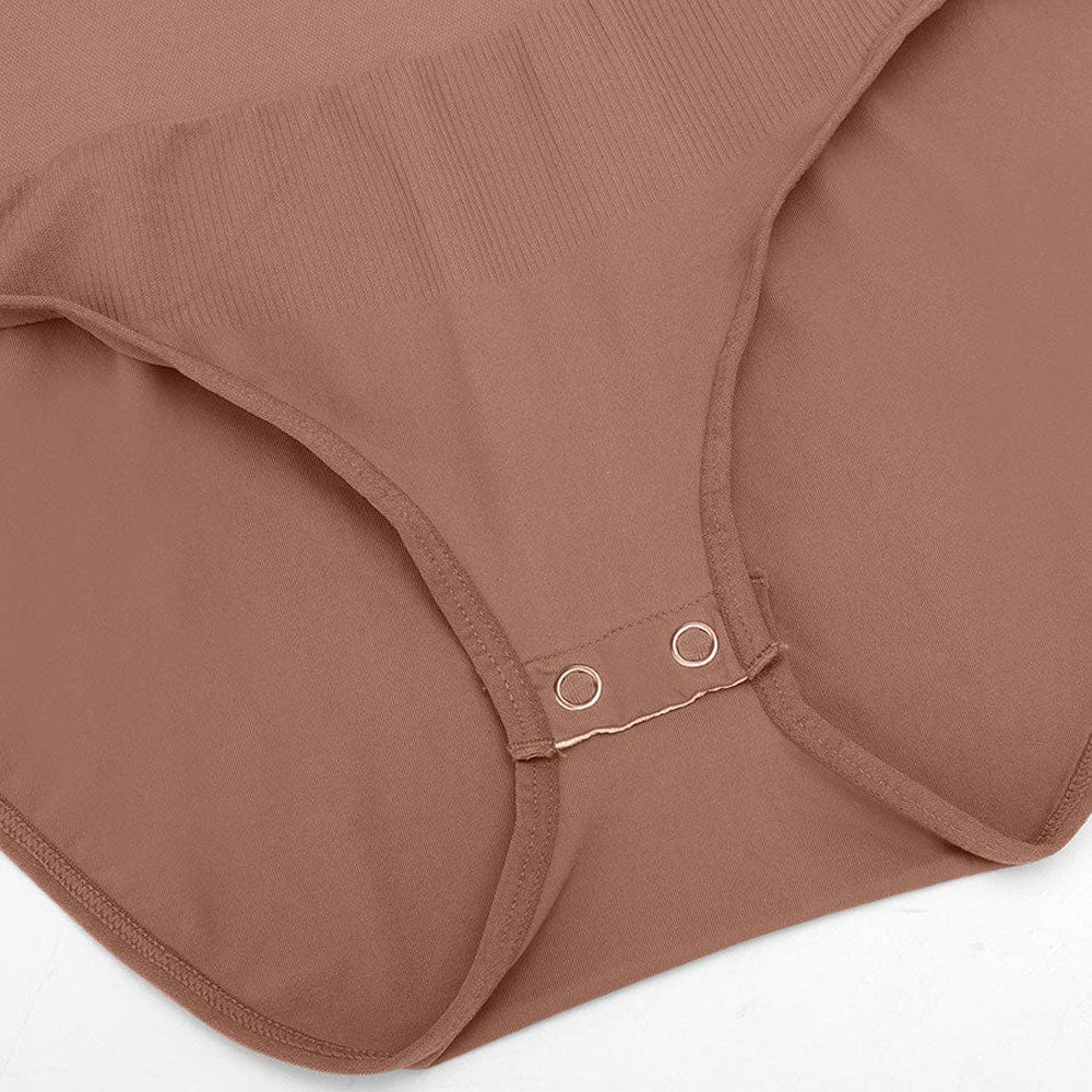 Elorélle gaiši brūns bezvīļu bodijs ikdienas komfortam, tuvplāns