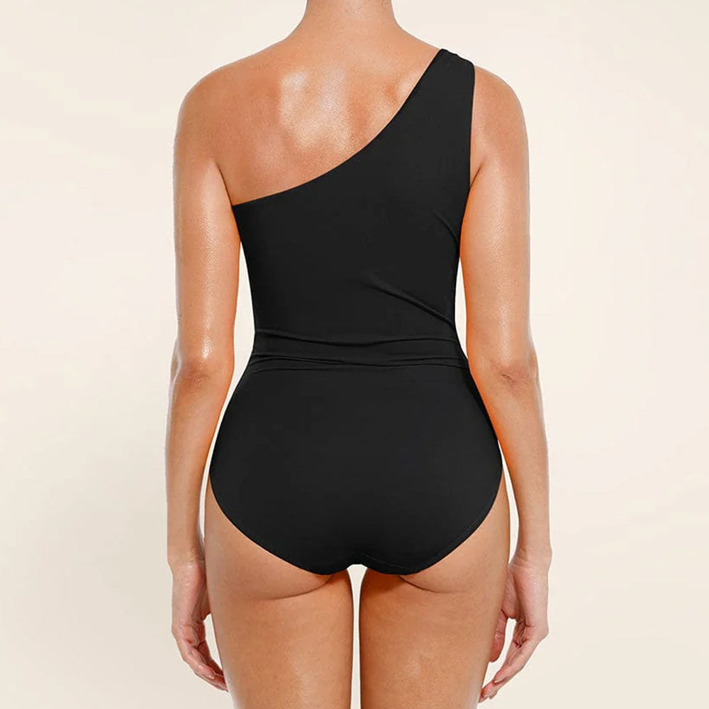 Vienpleca melns peldkostīms sievietēm ar vēdera koriģējošu krokojumu, no mugurpuses