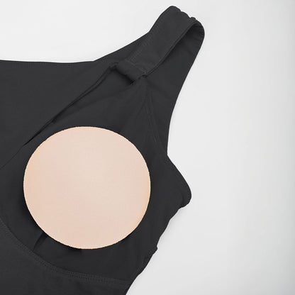 Melns vienpleca peldkostīms ar krokojumu vēdera zonā un sievišķīgu piegulumu, produkta tuvplāns uz balta fona