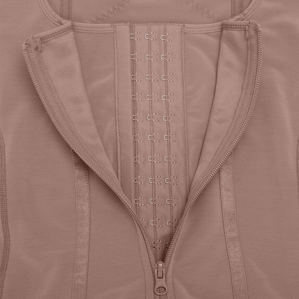 īpaši stingrs shapewear ar priekšējo aizdari un regulējamām lencēm – ideāls pēcoperācijas atbalsts, rāvējslēdzēju tuvplāns